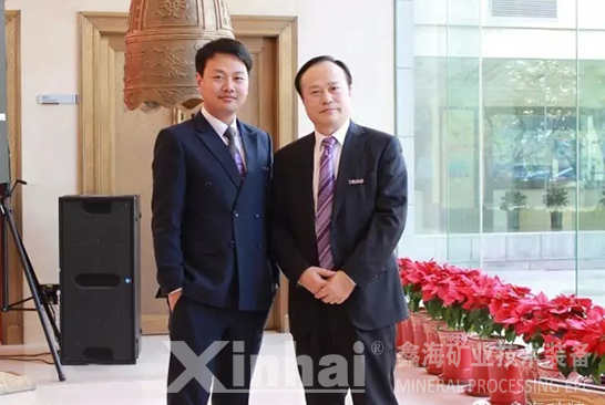 鑫海矿装董事长张云龙先生（右）与董事会秘书张中一先生（左）