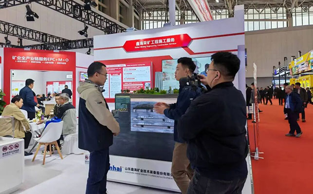 鑫海矿装工作人员接受媒体采访 鑫海矿装工作人员接受媒体采访