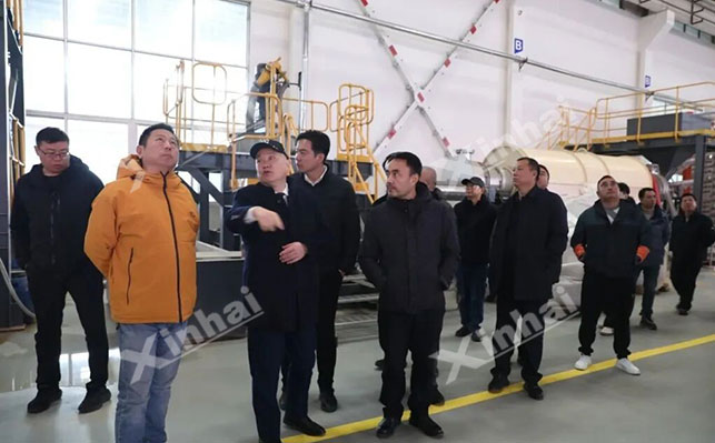 董事长张云龙陪同参会嘉宾参观鑫海