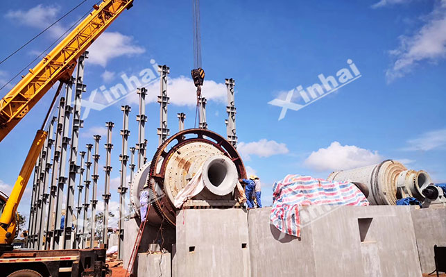 某选矿项目球磨机安装现场 某选矿项目球磨机安装现场